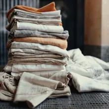 Imagen de una pila de trapos blancos